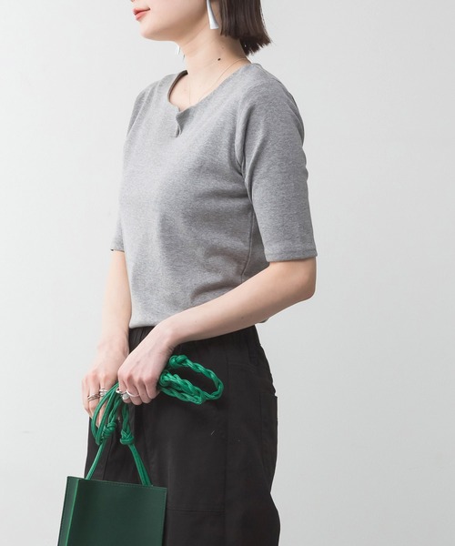 MARAI(マーライ)の「キーネック五分袖カットソー(Tシャツ/カットソー・レディース・ホワイト/カーキ/ブラック/グレー/杢グレー・M/3L/4L/L/LL)」の4枚目の写真