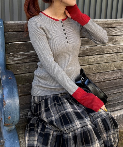 ISOOK(アイスー)の「【ISOOK / アイスー】配色キーネックリブニット / ヘンリーネック レイヤードライク トップス プルオーバー キーネック クルーネック 長袖 ロングスリーブ 指穴 サムホール アイボリー グレー ブラウン チャコール ZOZOTOWN限定(ニット/セーター・レディース・グレー/アイボリー/チャコール/ブラウン・FREE)」の11枚目の写真