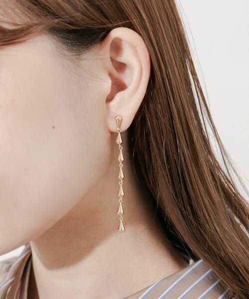 SMELLY（スメリー）の「ティアドロップチェーンイヤリング（イヤリング・レディース・ゴールド・-）」の4枚目の写真
