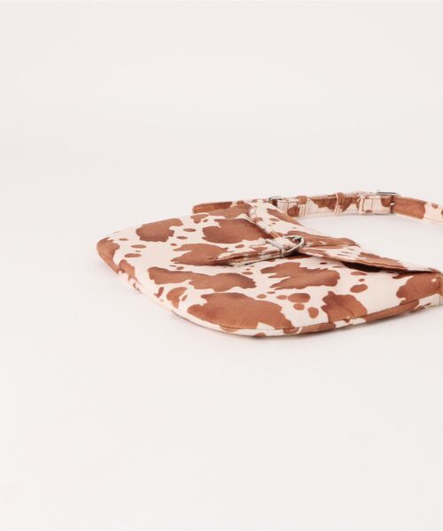 an meets zakka(アンミツザッカ)の「an meets zakka カウ柄ハラコタッチベルトフラップショルダーバッグ(ショルダーバッグ・レディース・ホワイト/ブラウン/ベージュ・ONESIZE)」の4枚目の写真