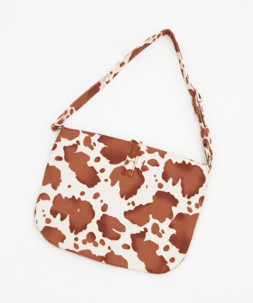 an meets zakka(アンミツザッカ)の「an meets zakka カウ柄ハラコタッチベルトフラップショルダーバッグ(ショルダーバッグ・レディース・ホワイト/ブラウン/ベージュ・ONESIZE)」の3枚目の写真