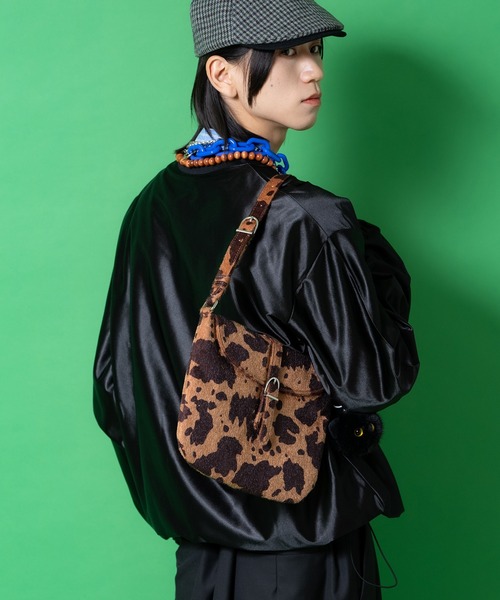 an meets zakka(アンミツザッカ)の「an meets zakka カウ柄ハラコタッチベルトフラップショルダーバッグ(ショルダーバッグ・レディース・ホワイト/ブラウン/ベージュ・ONESIZE)」の7枚目の写真