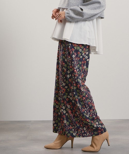 QUEENS COURT（クイーンズコート）の「マルチフラワーイージーワイドパンツ≪手洗い可能≫（その他パンツ・レディース・ホワイト系その他/ブラック系その他/パープル系その他/ダークネイビー・M）」の6枚目の写真