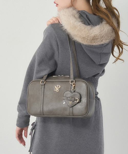 one after another NICE CLAUP（ワンアフターアナザーナイスクラップ）の「ハートミラー付きスクエアボストンバッグ（ボストンバッグ・レディース・ブラウン/ピンクベージュ/アイボリー/チャコールグレー・FREE）」の3枚目の写真
