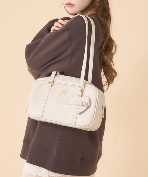 one after another NICE CLAUP（ワンアフターアナザーナイスクラップ）の「ハートミラー付きスクエアボストンバッグ（ボストンバッグ・レディース・ブラウン/ピンクベージュ/アイボリー/チャコールグレー・FREE）」の2枚目の写真