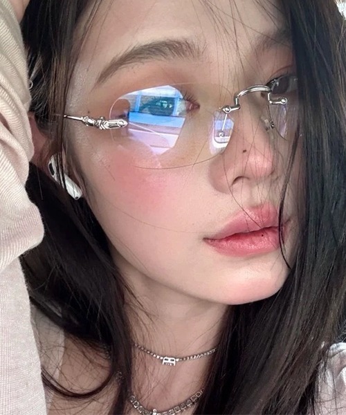 VIBGYOR（ヴィブジョー）の「リムレスメタルフレーム 伊達メガネ / フチなし / クリアレンズ / ユニセックス (DAY)（メガネ・レディース・シルバー/ゴールド・FREE）」の5枚目の写真