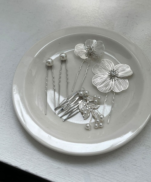CEMONEMO（セモネモ）の「透かしフラワー パール Uピン ヘアコーム ５セット（ヘアピン・レディース・ゴールド/シルバー・FREE）」の4枚目の写真