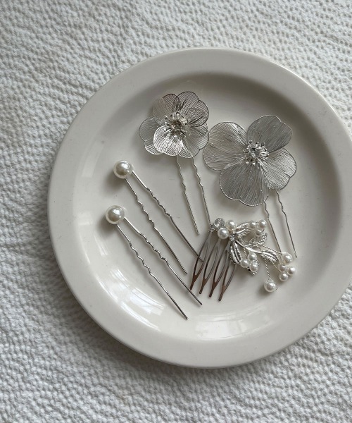 CEMONEMO（セモネモ）の「透かしフラワー パール Uピン ヘアコーム ５セット（ヘアピン・レディース・ゴールド/シルバー・FREE）」の6枚目の写真