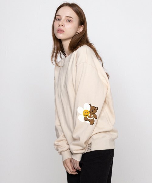 GRAVER（グレーバー）の「[ユニセックス]エルボーフラワーベアスマイルスウェット_クリーム（スウェット・レディース・アイボリー・LARGE/MEDIUM/SMALL/X-LARGE）」の2枚目の写真