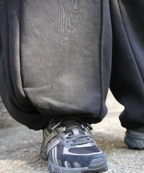 BEAVER（ビーバー）の「B omnivore/ビーオムニボー　TUCK WIDE SWEAT PANT（スウェットパンツ・メンズ・ブラック/グレー・L/M）」の12枚目の写真