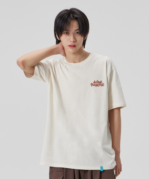 ASTRAL PROJECTION（アストラルプロジェクション）の「[ブラシグラフィティレタリングロゴ]コットンルーズフィット半袖Tシャツ_バターミルク（Tシャツ/カットソー・メンズ・その他・LARGE/MEDIUM/X-LARGE/XX-LARGE）」の4枚目の写真