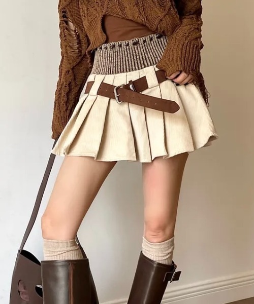 GEMEDA(ジェメダ)の「ベルト付きコーデュロイプリーツミニスカート(スカート・レディース・ブラック/アイボリー/モカ・M)」の1枚目の写真