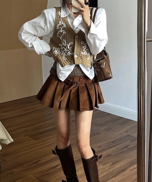 GEMEDA(ジェメダ)の「ベルト付きコーデュロイプリーツミニスカート(スカート・レディース・ブラック/アイボリー/モカ・M)」の16枚目の写真