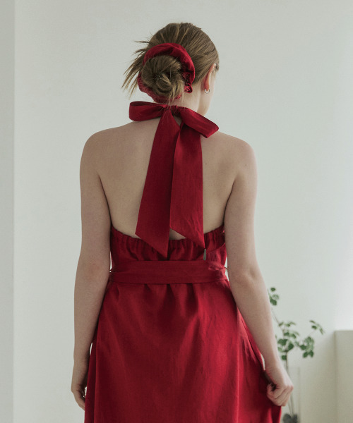 BELLEMA(ベルマ)の「RED Linen Back-Open Ribbon Halterneck Dress(ワンピース・レディース・レッド・FREE)」の6枚目の写真