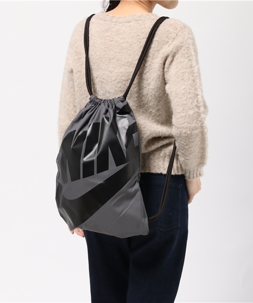 NIKE（ナイキ）の「NIKE / ヘリテージ ジムサック（バックパック/リュック・レディース・グレー・ONE SIZE）」の9枚目の写真