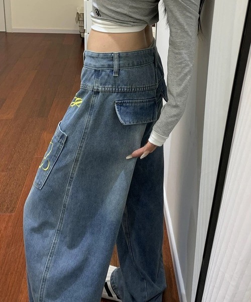 inst.ALL(インストール)の「バタフライ刺しゅうロゴデニムワイドパンツ(デニムパンツ・レディース・ブルー・S/M/L/LL)」の9枚目の写真