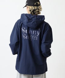 Sunny Smith（サニースミス）の「SUNNY SMITH ポケッタブル コットンライクナイロン ヤシの木ロゴ刺繍 アノラックパーカ（その他アウター）」