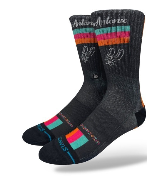 STANCE(スタンス)の「STANCE SAN ANTONIO SPURS CITY EDITION 2026(スタンス サンアントニオ・スパーズ シティ・エディション 2026)(ソックス/靴下・メンズ・マルチ・LARGE)」の1枚目の写真