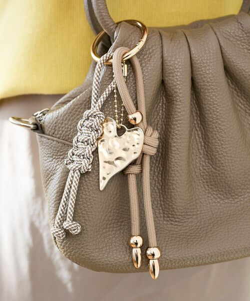 le.coeur blanc（ルクールブラン）の「ハートチャーム（キーホルダー・レディース・ベージュ/グレー・FREE）」の10枚目の写真