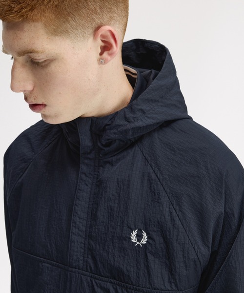 FRED PERRY（フレッドペリー）の「Ripstop Training Smock Jacket／リップストップトレーニングスモックジャケット（マウンテンパーカー・メンズ・ネイビー・L/M）」の8枚目の写真