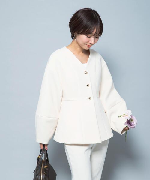 URBAN RESEARCH ROSSO WOMEN（アーバンリサーチ　ロッソ）の「『WEB限定』デザインボタンペプラムツイルジャケット（ノーカラージャケット・レディース・アイボリー/ブラック・FREE）」の2枚目の写真