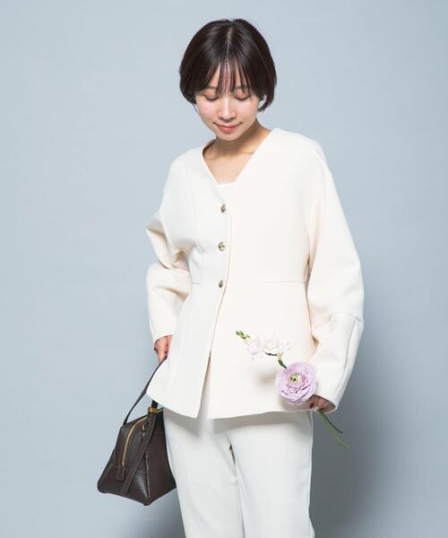 URBAN RESEARCH ROSSO WOMEN（アーバンリサーチ　ロッソ）の「『WEB限定』デザインボタンペプラムツイルジャケット（ノーカラージャケット・レディース・アイボリー/ブラック・FREE）」の4枚目の写真