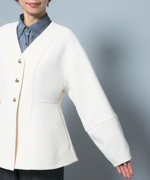 URBAN RESEARCH ROSSO WOMEN（アーバンリサーチ　ロッソ）の「『WEB限定』デザインボタンペプラムツイルジャケット（ノーカラージャケット・レディース・アイボリー/ブラック・FREE）」の10枚目の写真