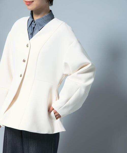 URBAN RESEARCH ROSSO WOMEN（アーバンリサーチ　ロッソ）の「『WEB限定』デザインボタンペプラムツイルジャケット（ノーカラージャケット・レディース・アイボリー/ブラック・FREE）」の11枚目の写真