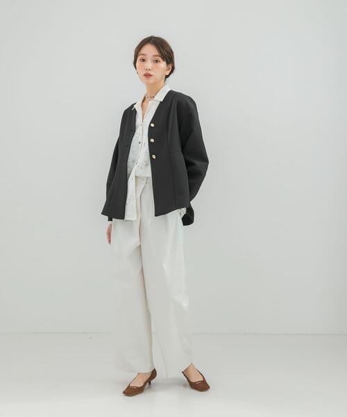 URBAN RESEARCH ROSSO WOMEN（アーバンリサーチ　ロッソ）の「『WEB限定』デザインボタンペプラムツイルジャケット（ノーカラージャケット・レディース・アイボリー/ブラック・FREE）」の19枚目の写真