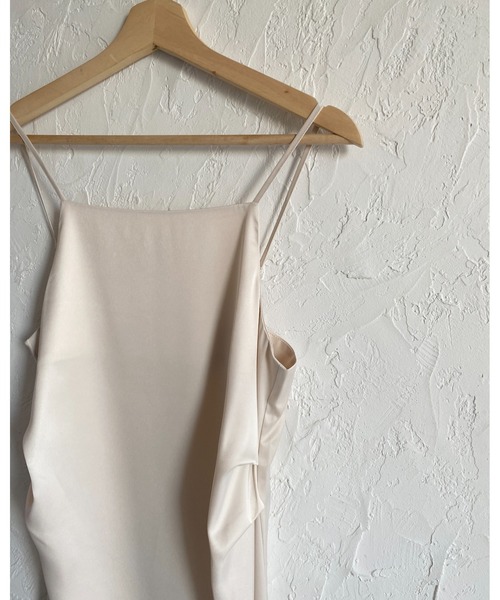 She's Closet(シーズクローゼット)の「タックドレープ セミフレア タイトロング サテンキャミワンピース(ワンピース・レディース・ブラック/アイボリー・FREE)」の4枚目の写真