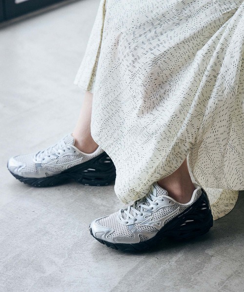 MIZUNO(ミズノ )の「MIZUNO ミズノ WAVE RIDER 10 ウェーブ ライダー D1GA261602(スニーカー・メンズ・シルバー×ブラック・27.0cm/26.0cm/25.0cm/24.0cm/27.5cm/26.5cm/24.5cm/23.5cm/28.0cm/23.0cm)」の1枚目の写真