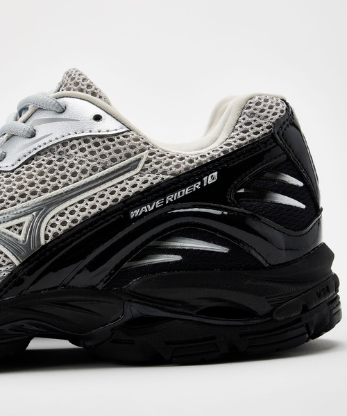 MIZUNO(ミズノ )の「MIZUNO ミズノ WAVE RIDER 10 ウェーブ ライダー D1GA261602(スニーカー・メンズ・シルバー×ブラック・27.0cm/26.0cm/25.0cm/24.0cm/27.5cm/26.5cm/24.5cm/23.5cm/28.0cm/23.0cm)」の7枚目の写真