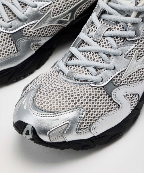 MIZUNO(ミズノ )の「MIZUNO ミズノ WAVE RIDER 10 ウェーブ ライダー D1GA261602(スニーカー・メンズ・シルバー×ブラック・27.0cm/26.0cm/25.0cm/24.0cm/27.5cm/26.5cm/24.5cm/23.5cm/28.0cm/23.0cm)」の3枚目の写真