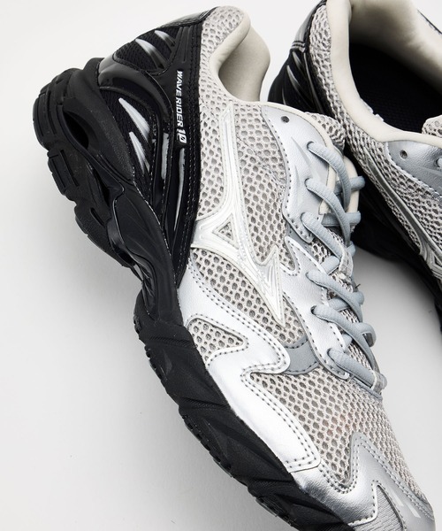 MIZUNO(ミズノ )の「MIZUNO ミズノ WAVE RIDER 10 ウェーブ ライダー D1GA261602(スニーカー・メンズ・シルバー×ブラック・27.0cm/26.0cm/25.0cm/24.0cm/27.5cm/26.5cm/24.5cm/23.5cm/28.0cm/23.0cm)」の2枚目の写真