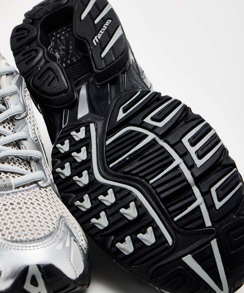 MIZUNO(ミズノ )の「MIZUNO ミズノ WAVE RIDER 10 ウェーブ ライダー D1GA261602(スニーカー・メンズ・シルバー×ブラック・27.0cm/26.0cm/25.0cm/24.0cm/27.5cm/26.5cm/24.5cm/23.5cm/28.0cm/23.0cm)」の9枚目の写真
