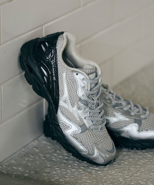 MIZUNO(ミズノ )の「MIZUNO ミズノ WAVE RIDER 10 ウェーブ ライダー D1GA261602(スニーカー・メンズ・シルバー×ブラック・27.0cm/26.0cm/25.0cm/24.0cm/27.5cm/26.5cm/24.5cm/23.5cm/28.0cm/23.0cm)」の11枚目の写真