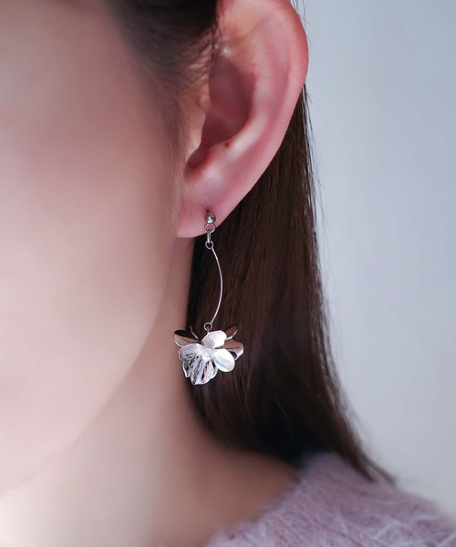CERCA(チェルカ)の「saran jewelry/フラワーモチーフ ピアス /金属アレルギー対応(ピアス(両耳用)・レディース・シルバー/ゴールド・FREE)」の1枚目の写真
