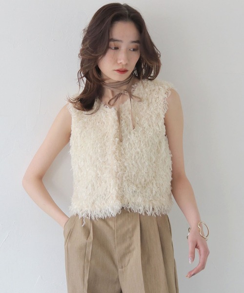 CLEIO(クレイオ)の「【CLEIO】羽フリンジベスト(ベスト・レディース・アイボリー/ブラック・FREE)」の1枚目の写真