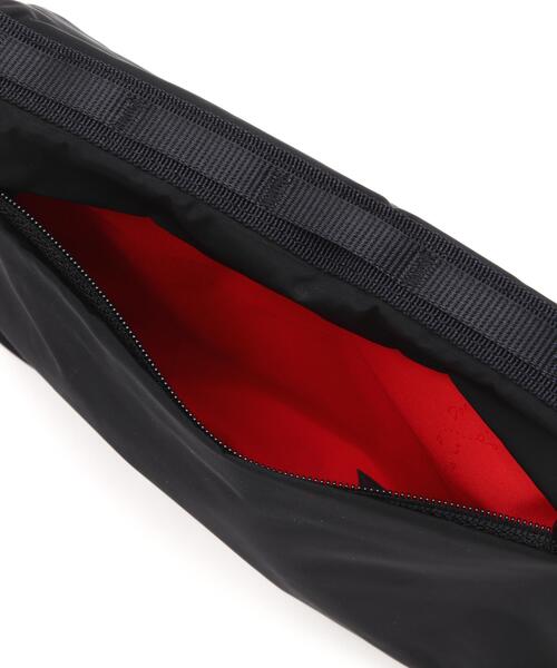 Topologie(トポロジー)の「Topologie/トポロジー Flat Sacoche Small Tech Sateen フラット サコッシュ スモールテックサテン【バッグ単体】(ショルダーバッグ・メンズ・ブラック・F)」の6枚目の写真