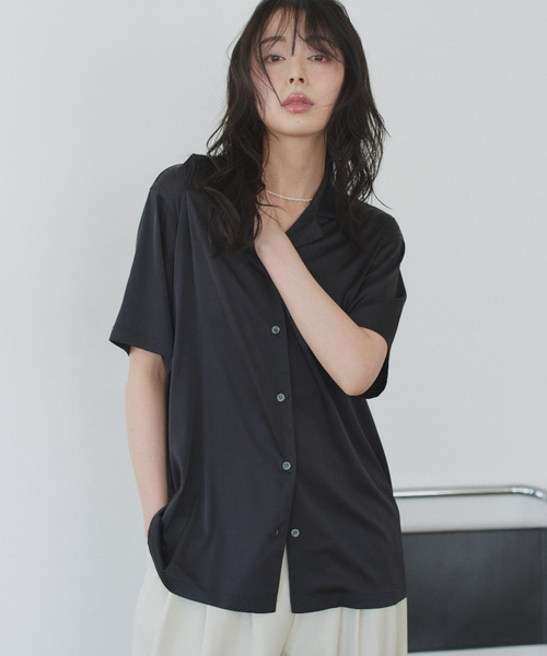 Eclat one(エクラワン)の「【Eclat one】 サテン ライク 開襟 ゆるっと シャツ(シャツ/ブラウス・レディース・ピンク/ブラック/アイボリー・FREE)」の2枚目の写真
