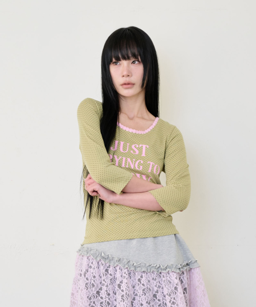 ITZAVIBE(イッザバイブ)の「DOT LACE LETTERING T SHIRT - KHAKI(Tシャツ/カットソー・レディース・その他・FREE)」の2枚目の写真