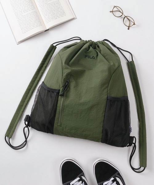 FILA(フィラ)の「【77】【FILA/フィラ】ワンポイントロゴ刺繍 ナイロン ナップサック/ショルダーパッド付/15L(バックパック/リュック・レディース・カーキ/ブラック/ライトグレー・FREE)」の2枚目の写真
