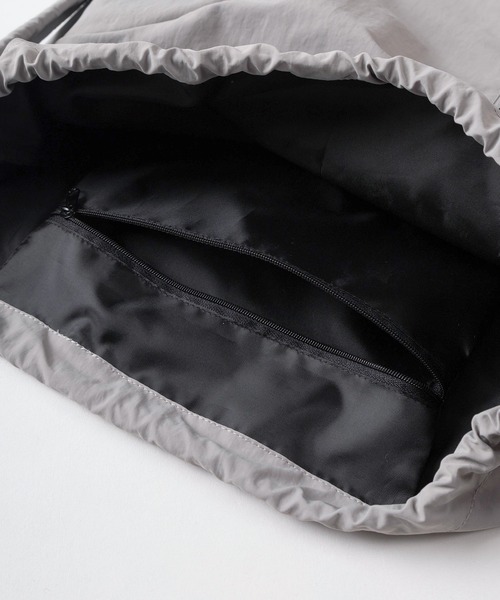 FILA(フィラ)の「【77】【FILA/フィラ】ワンポイントロゴ刺繍 ナイロン ナップサック/ショルダーパッド付/15L(バックパック/リュック・レディース・カーキ/ブラック/ライトグレー・FREE)」の4枚目の写真