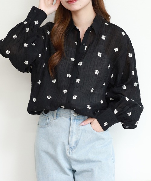 atONE(アットワン)の「揚柳刺繍BIGシャツ 長袖(シャツ/ブラウス・レディース・ブラック×ホワイト/ブルー系その他7/ホワイト×ブラック・F)」の1枚目の写真