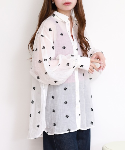 atONE(アットワン)の「揚柳刺繍BIGシャツ 長袖(シャツ/ブラウス・レディース・ブラック×ホワイト/ブルー系その他7/ホワイト×ブラック・F)」の4枚目の写真