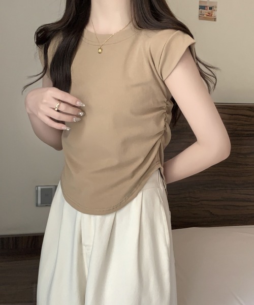 2ly2(トゥーリートゥー)の「サイドギャザーデザインフレンチスリーブトップス レディース カットソー(Tシャツ/カットソー・レディース・ダークグレー/キャメル/ホワイト/ブラック・FREE)」の7枚目の写真