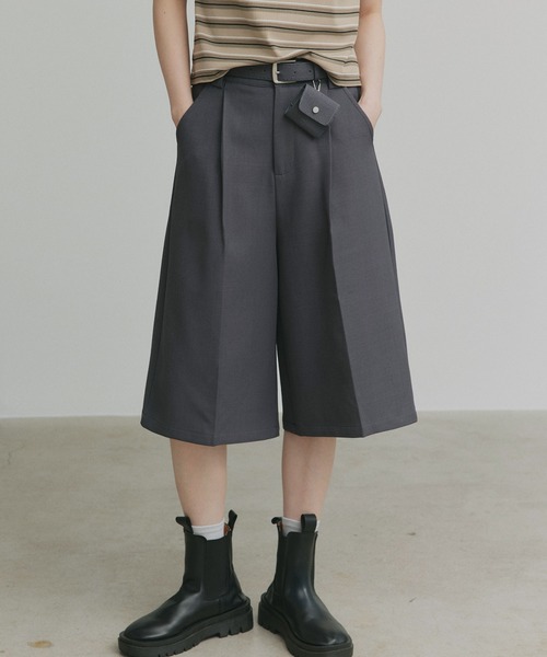 ad thie(アドティエ)の「ベルト ミニ ポーチ付き タックバミューダパンツ(その他パンツ・レディース・ブラック/ライトブラウン/アイボリー/グレー・FREE)」の3枚目の写真