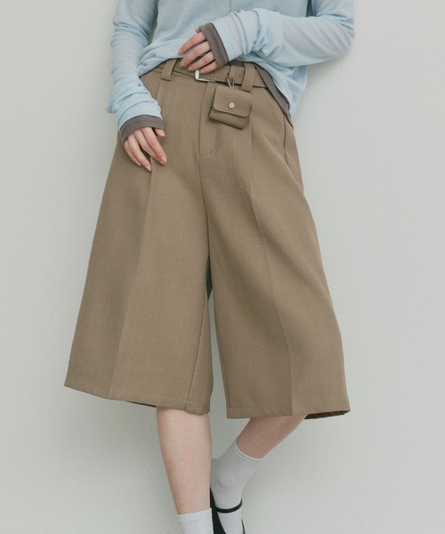ad thie(アドティエ)の「ベルト ミニ ポーチ付き タックバミューダパンツ(その他パンツ・レディース・ブラック/ライトブラウン/アイボリー/グレー・FREE)」の4枚目の写真