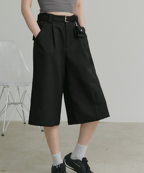 ad thie(アドティエ)の「ベルト ミニ ポーチ付き タックバミューダパンツ(その他パンツ・レディース・ブラック/ライトブラウン/アイボリー/グレー・FREE)」の2枚目の写真