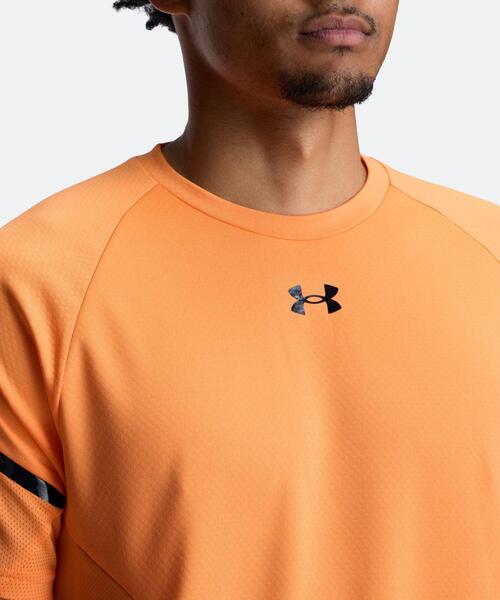 UNDER ARMOUR(アンダーアーマー)の「UAアーマードライ ショートスリーブ Tシャツ(トレーニング/メンズ)(Tシャツ/カットソー・メンズ・オレンジ系・L/2XL/M/XL/S)」の4枚目の写真
